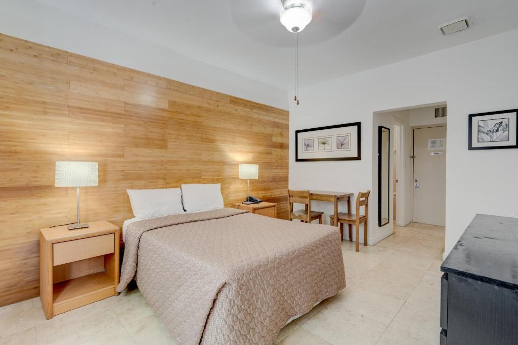 een slaapkamer met een bed en een houten muur bij James Hotel in Miami Beach