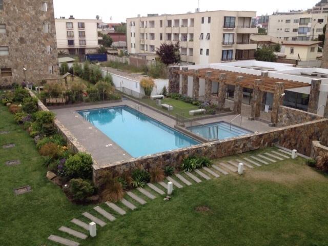 uma vista superior de uma piscina num edifício em Reñaca Park Apartment em Viña del Mar