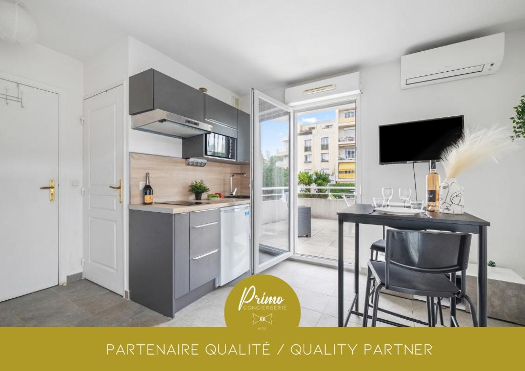 une cuisine avec une table et une salle à manger dans l'établissement Studio Athéna, à Nice