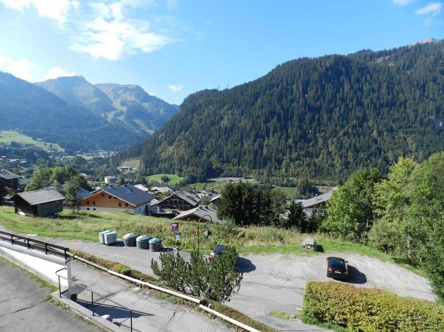 une vue d'un village avec des montagnes en arrière-plan dans l'établissement Biches A12 - Multipass inclu, à Châtel