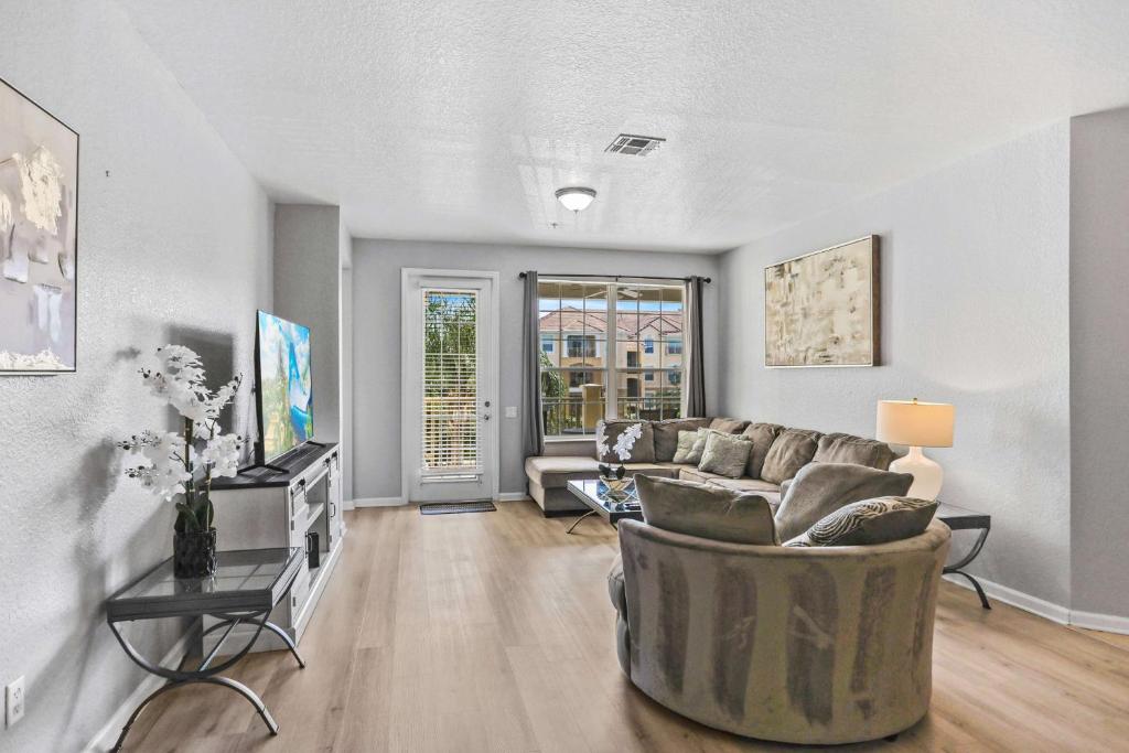 4804 Cayview Avenue 305 في أورلاندو: غرفة معيشة بها أريكة وطاولة