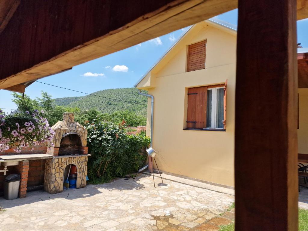 Výhľad na hory alebo výhľad na hory priamo z of the country house