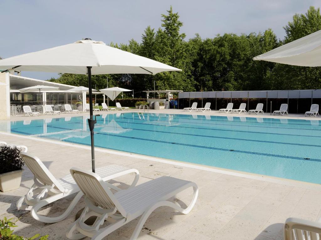 בריכת השחייה שנמצאת ב-Hotel Arezzo ASC או באזור