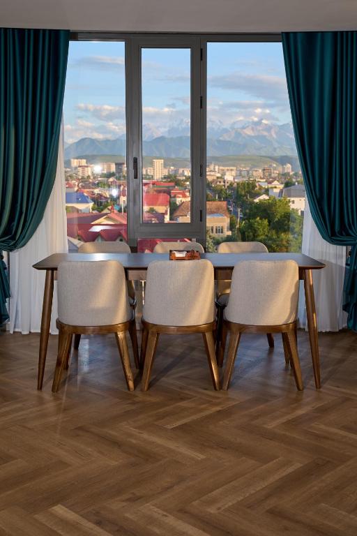 Nespecifikovaný výhled na hory nebo výhled na hory při pohledu z hotelu