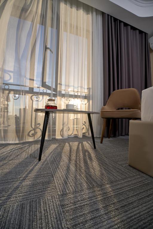 Postel nebo postele na pokoji v ubytování Crown Hotel