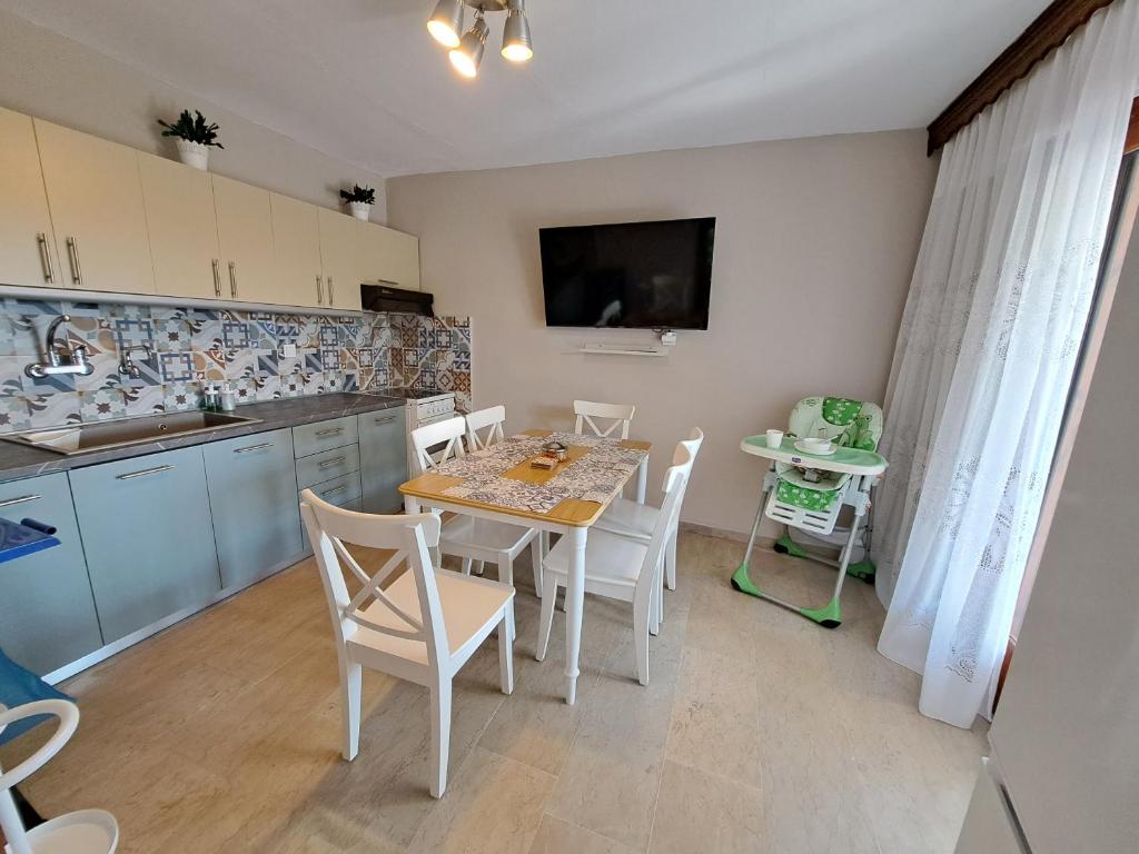 Kuchyň nebo kuchyňský kout v ubytování CASA Di TRE MARE
