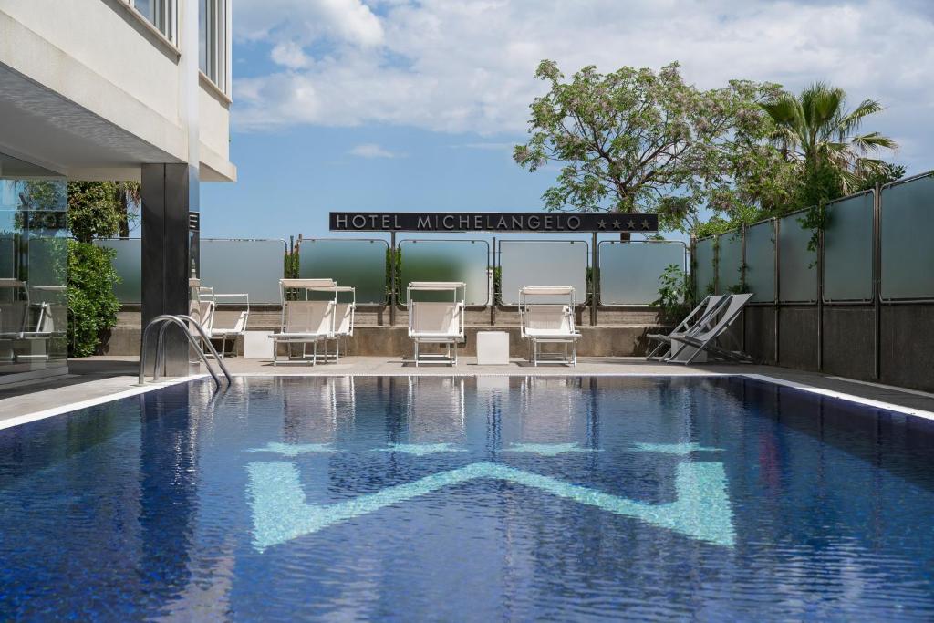 Bazén v ubytování Hotel Michelangelo nebo v jeho okolí