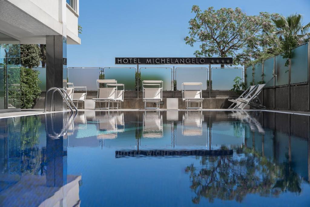 Bazén v ubytování Hotel Michelangelo nebo v jeho okolí