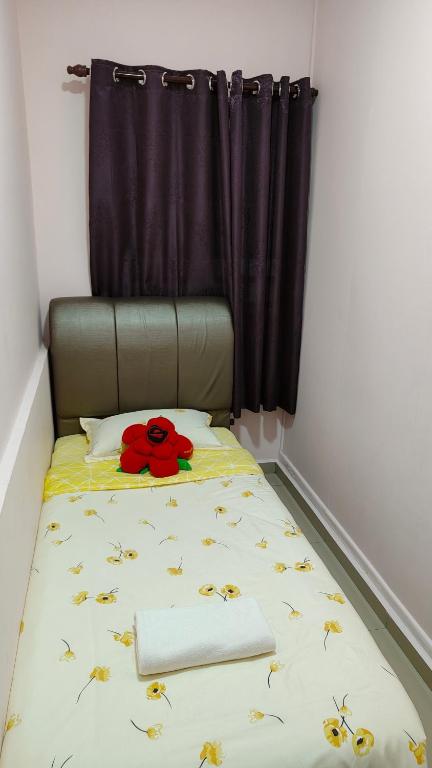 Postel nebo postele na pokoji v ubytování Santai Desa Chalet musleem 0nly