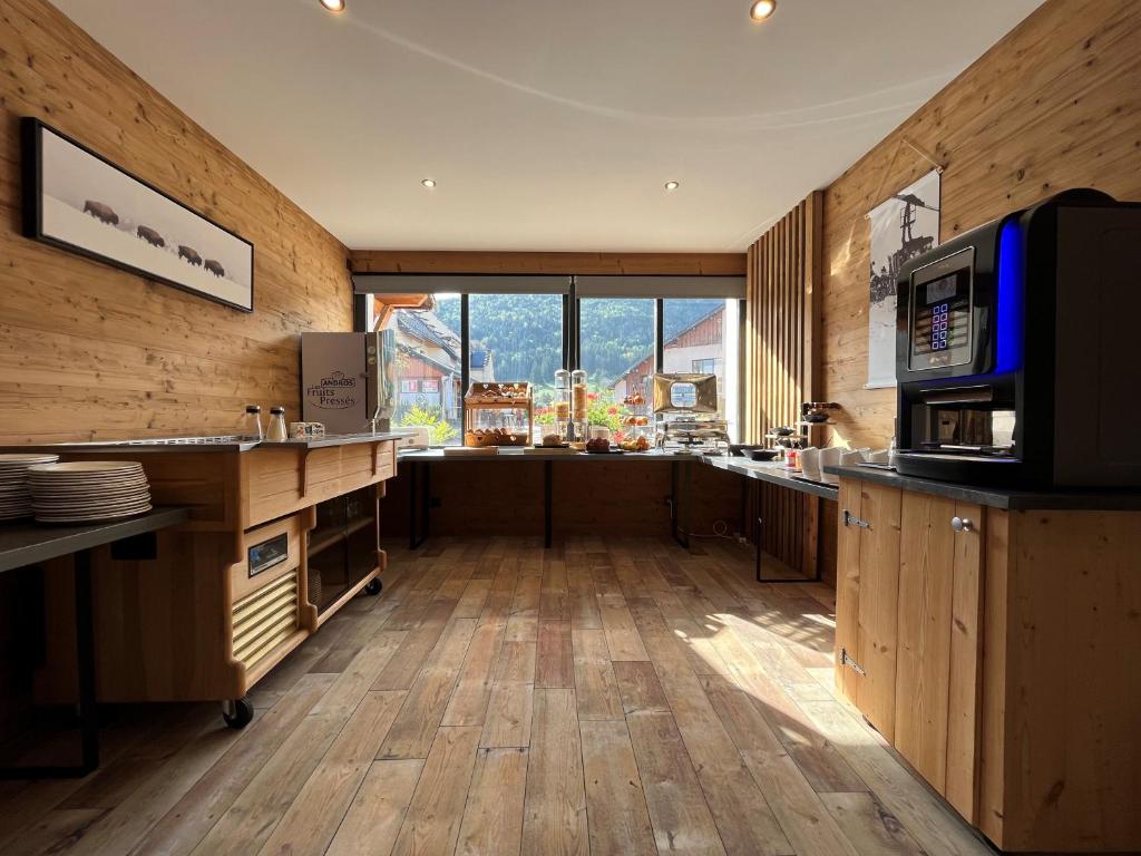 Kuchyň nebo kuchyňský kout v ubytování Hôtel et Spa les Clarines