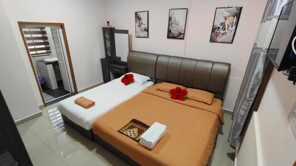 Postel nebo postele na pokoji v ubytování Santai Desa Chalet musleem 0nly