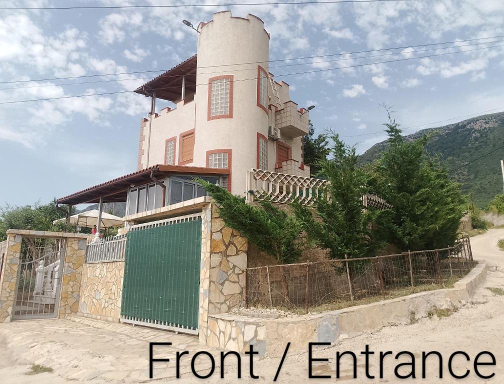 a large building with a fence in front of it at Leos Villa in Tragjas