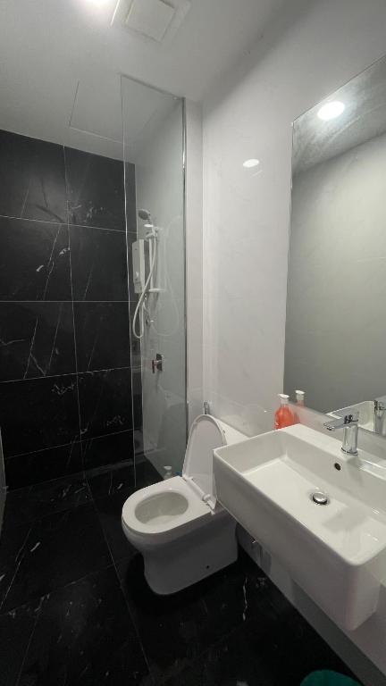 Koupelna v ubytování Beacon Executive Suites - By IZ
