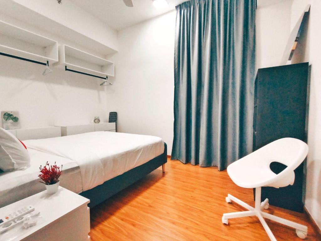 Postel nebo postele na pokoji v ubytování Beacon Executive Suites - By IZ