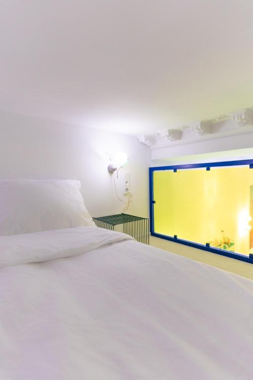 Ένα ή περισσότερα κρεβάτια σε δωμάτιο στο RetroPop Design Apartment , Designerzimmer für je 2 Personen, Top Lage, WIFI