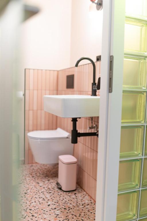 Ένα μπάνιο στο RetroPop Design Apartment , Designerzimmer für je 2 Personen, Top Lage, WIFI