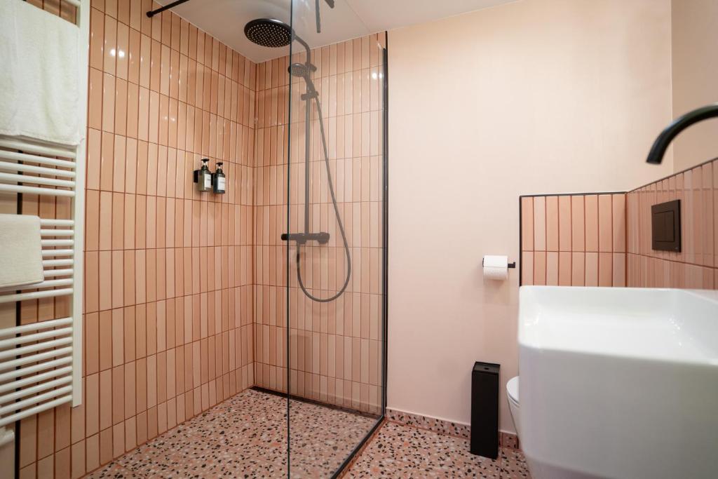 Ένα μπάνιο στο RetroPop Design Apartment , Designerzimmer für je 2 Personen, Top Lage, WIFI