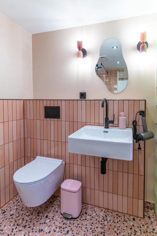 Ένα μπάνιο στο RetroPop Design Apartment , Designerzimmer für je 2 Personen, Top Lage, WIFI
