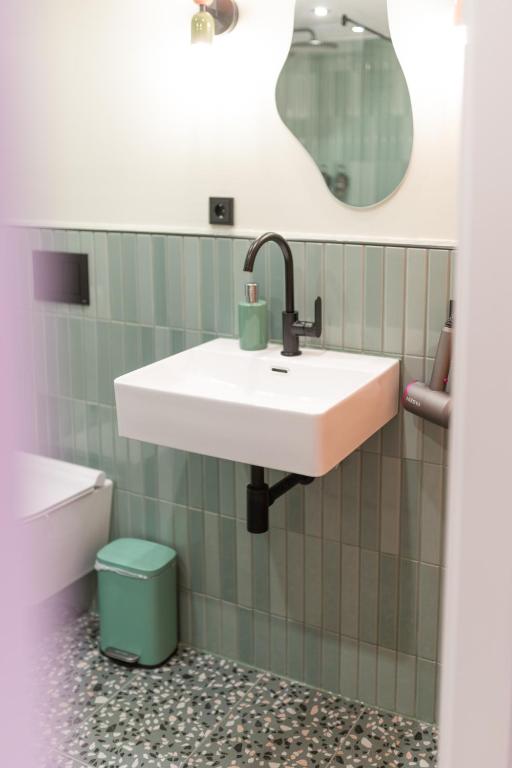 Ένα μπάνιο στο RetroPop Design Apartment , Designerzimmer für je 2 Personen, Top Lage, WIFI