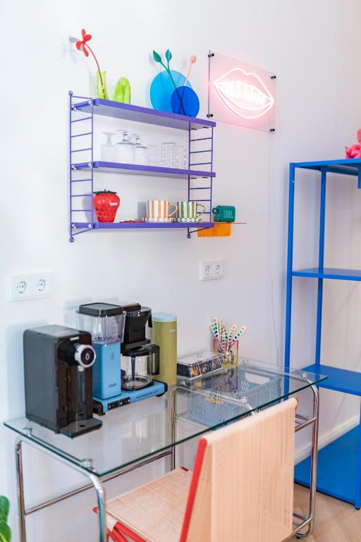 Η κουζίνα ή μικρή κουζίνα στο RetroPop Design Apartment , Designerzimmer für je 2 Personen, Top Lage, WIFI