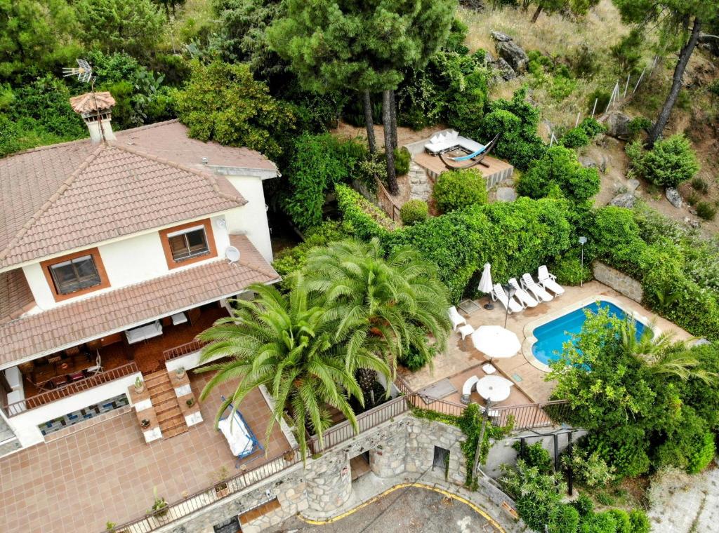 an aerial view of a house with a swimming pool at El Rincón del Tiétar in Santa Maria del Tietar