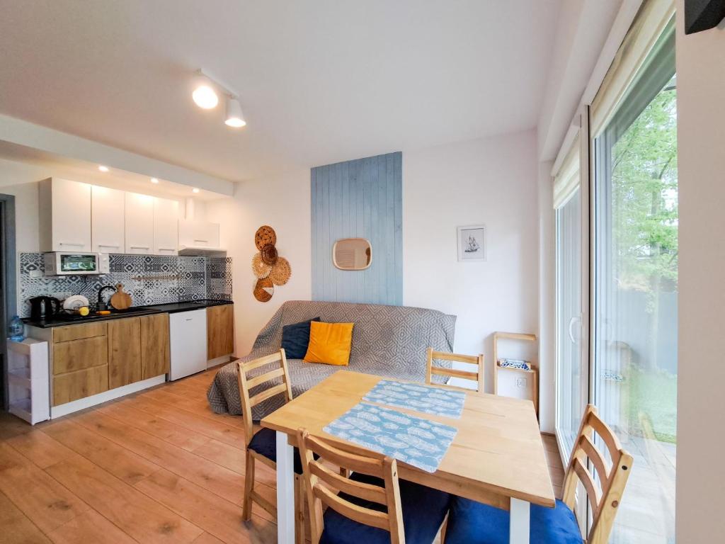 una cucina e una sala da pranzo con tavolo e sedie di Apartament Jastrzębinka a Jastrzębia Góra