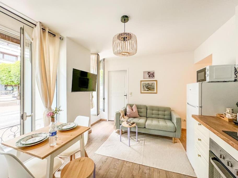 un salon avec un canapé et une table dans l'établissement Confortable T2 - Plein Centre, à Tarbes