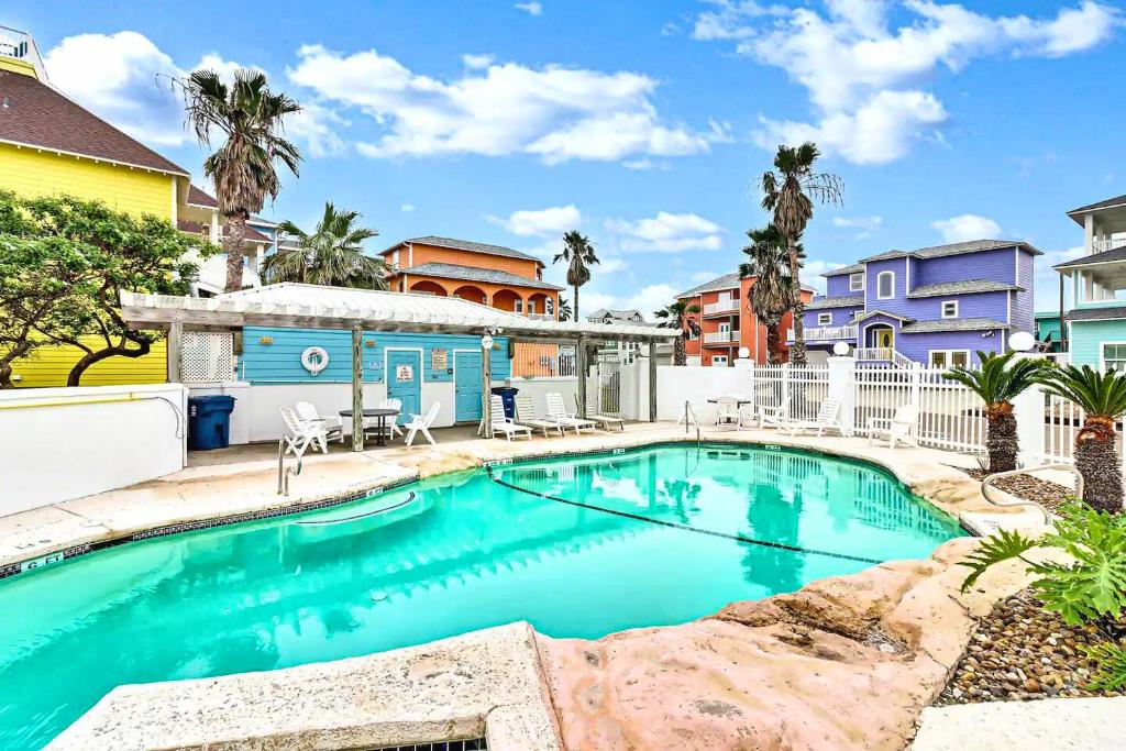 Bazén v ubytování 6BDRM Beach Home - Oceanviews - Recently Renovated - Shared Pool & HotTub nebo v jeho okolí