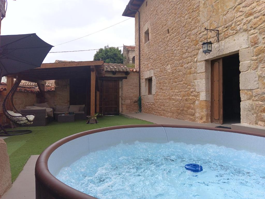 Piscina en o cerca de CASA RURAL PALACIO LOS LABREQUINES