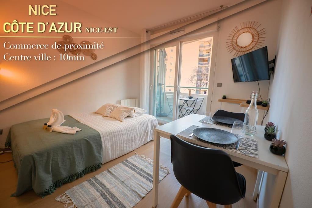 une chambre avec un lit et un bureau avec un ordinateur dans l'établissement Cocon Urbain - Près de la Gare, à Nice