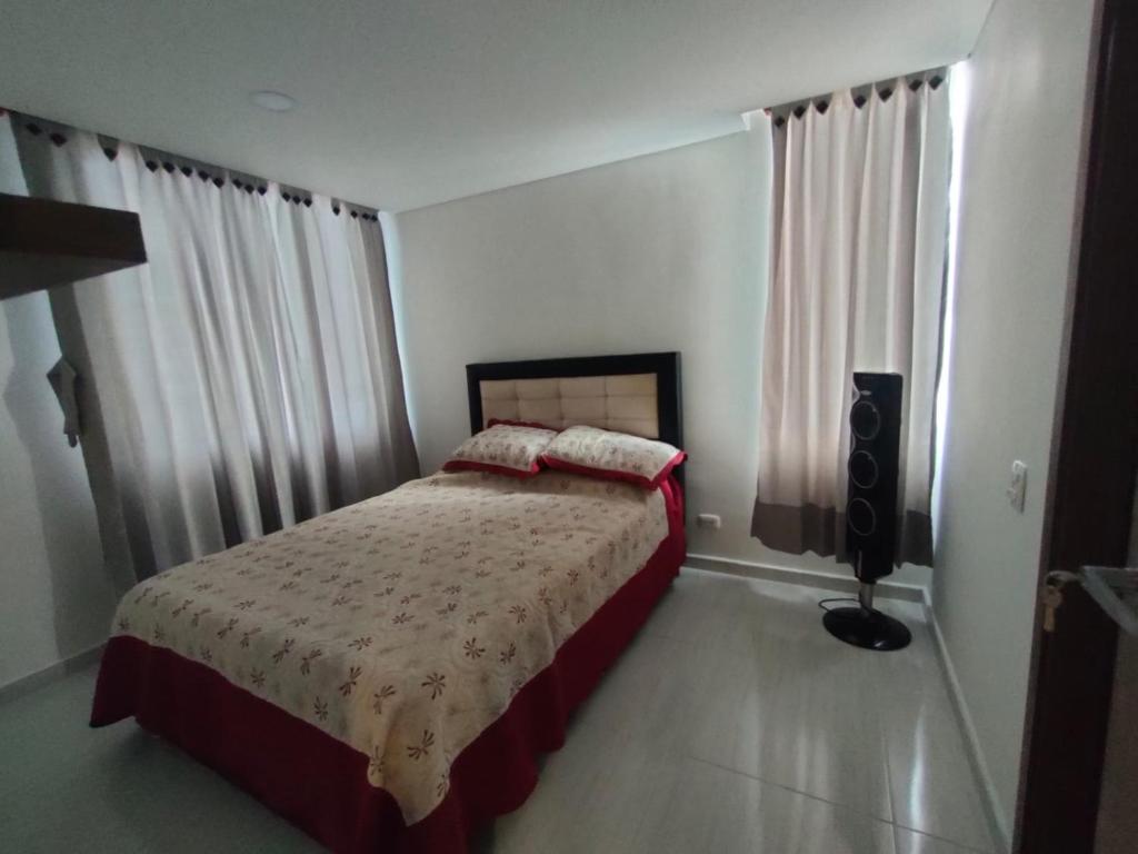 Ένα ή περισσότερα κρεβάτια σε δωμάτιο στο Apto PARAÍSO LAS PALMAS-RICAURTE