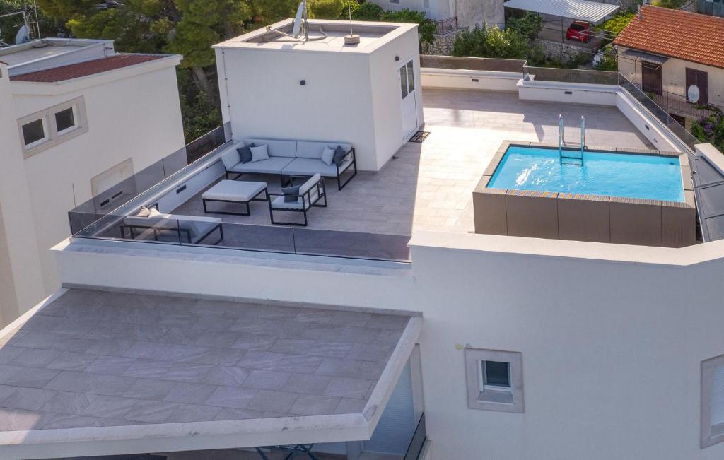 Gorgeous Apartment In Okrug Gornji With Wifi