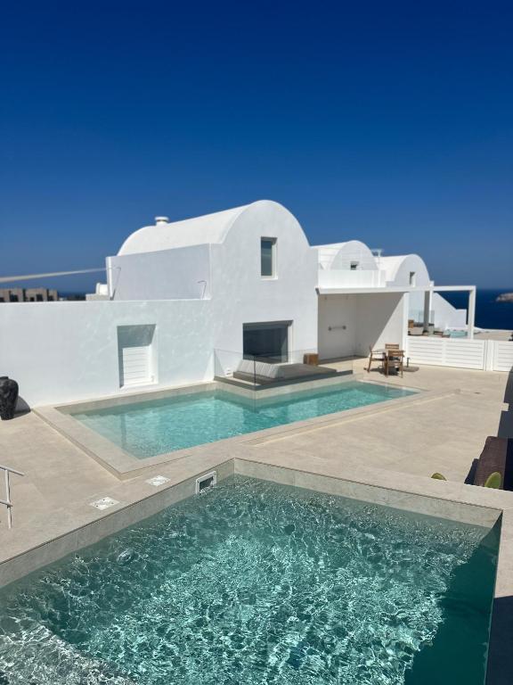 Bazén v ubytování Omna Caldera Suites nebo v jeho okolí