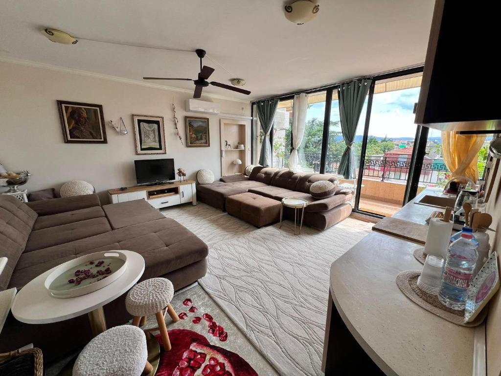 Posezení v ubytování Kazanlak DOWNTOWN Central Apartment Guesthouse with Full Kitchen, Panoramic Views, Self Check-in & Free Parking, Best Value!