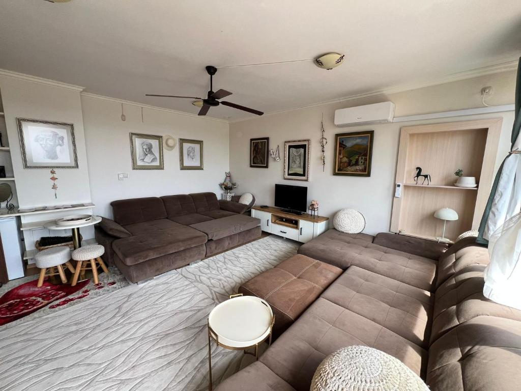 Posezení v ubytování Kazanlak DOWNTOWN Central Apartment Guesthouse with Full Kitchen, Panoramic Views, Self Check-in & Free Parking, Best Value!