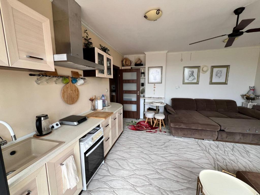 Kuchyň nebo kuchyňský kout v ubytování Kazanlak DOWNTOWN Central Apartment Guesthouse with Full Kitchen, Panoramic Views, Self Check-in & Free Parking, Best Value!