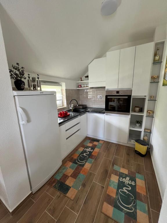 Kuhinja ili čajna kuhinja u objektu Apartman Tina