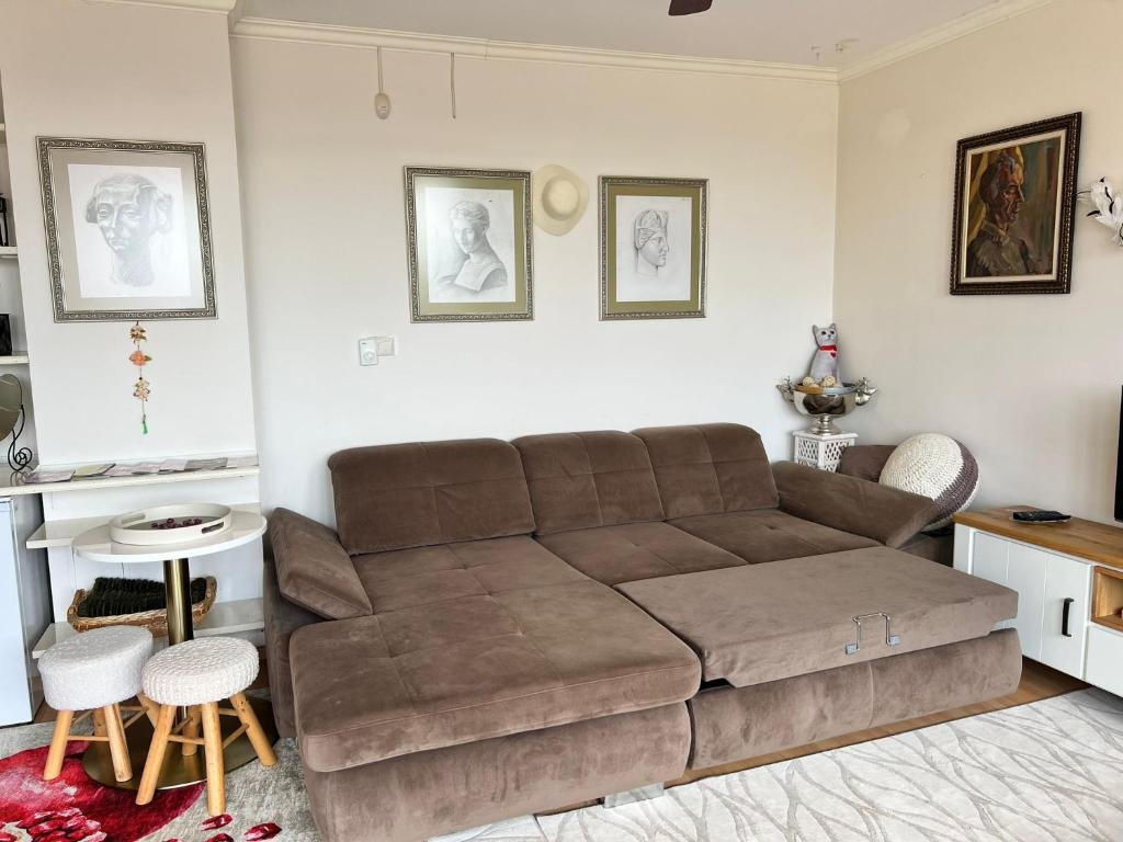 Posezení v ubytování Kazanlak DOWNTOWN Central Apartment Guesthouse with Full Kitchen, Panoramic Views, Self Check-in & Free Parking, Best Value!