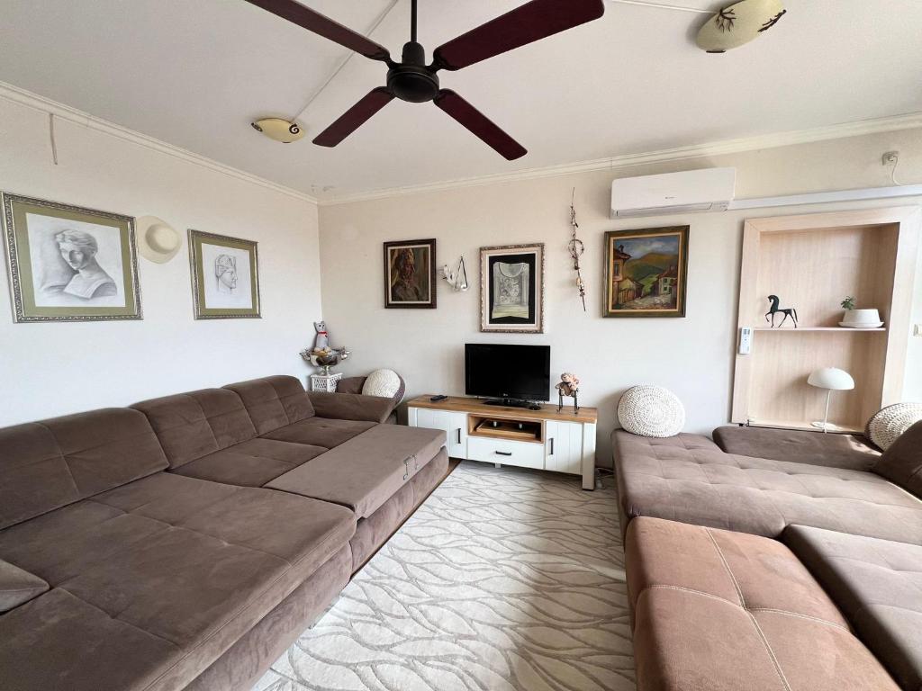 TV a/nebo společenská místnost v ubytování Kazanlak DOWNTOWN Central Apartment Guesthouse with Full Kitchen, Panoramic Views, Self Check-in & Free Parking, Best Value!