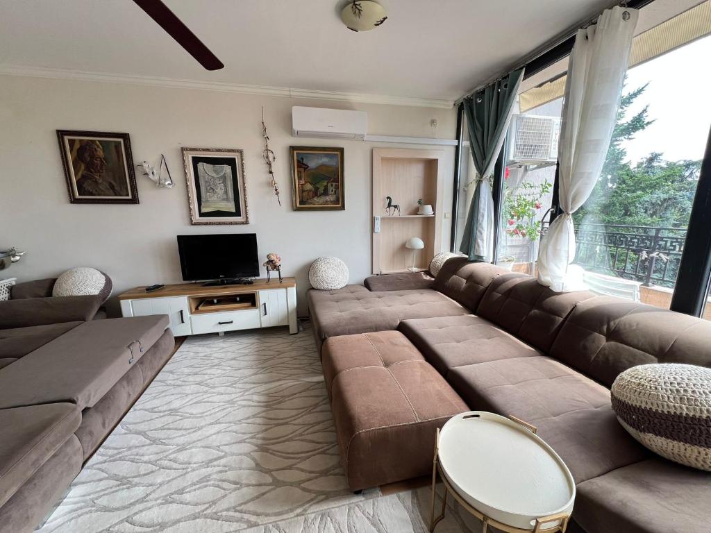 Posezení v ubytování Kazanlak DOWNTOWN Central Apartment Guesthouse with Full Kitchen, Panoramic Views, Self Check-in & Free Parking, Best Value!