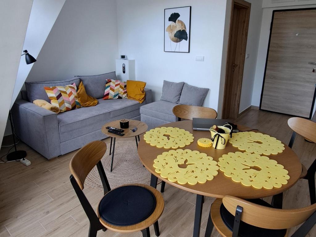 Uma área de estar em Apartman Yellow Moon