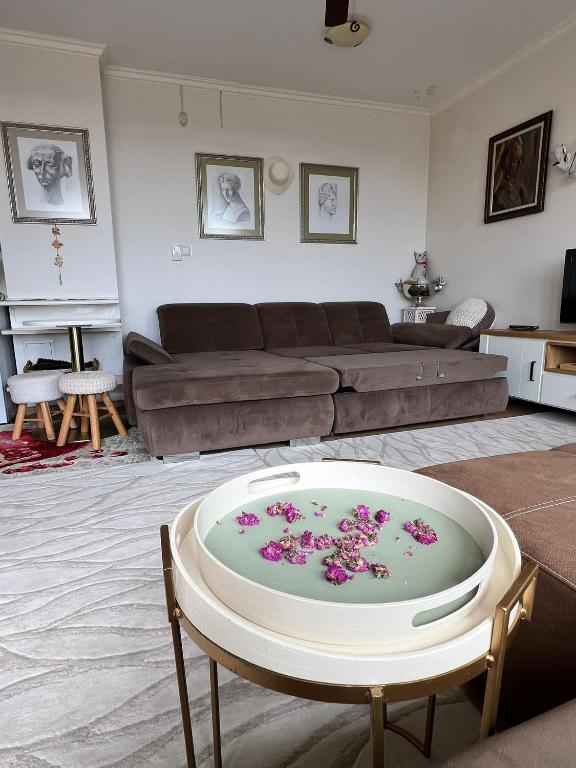 Posezení v ubytování Kazanlak DOWNTOWN Central Apartment Guesthouse with Full Kitchen, Panoramic Views, Self Check-in & Free Parking, Best Value!