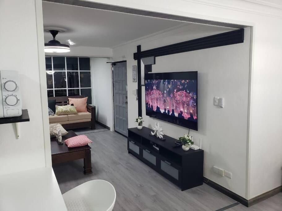 un salon avec un canapé et une télévision à écran plat dans l'établissement Los Robles, à Saint-Domingue