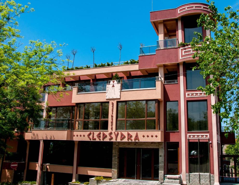 Clepsydra Residence في بلوفديف: مبنى احمر عليه علامة كرة سلة