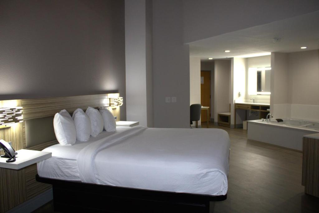 Baymont Inn & Suites San Marcos photo