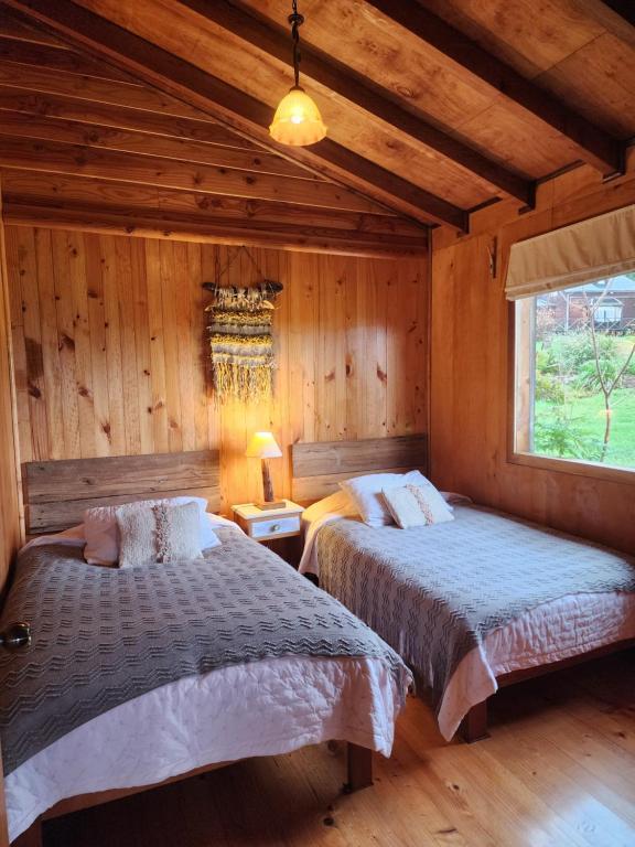 Postel nebo postele na pokoji v ubytování Lodge El Sarao A Una Hora De Puerto Varas