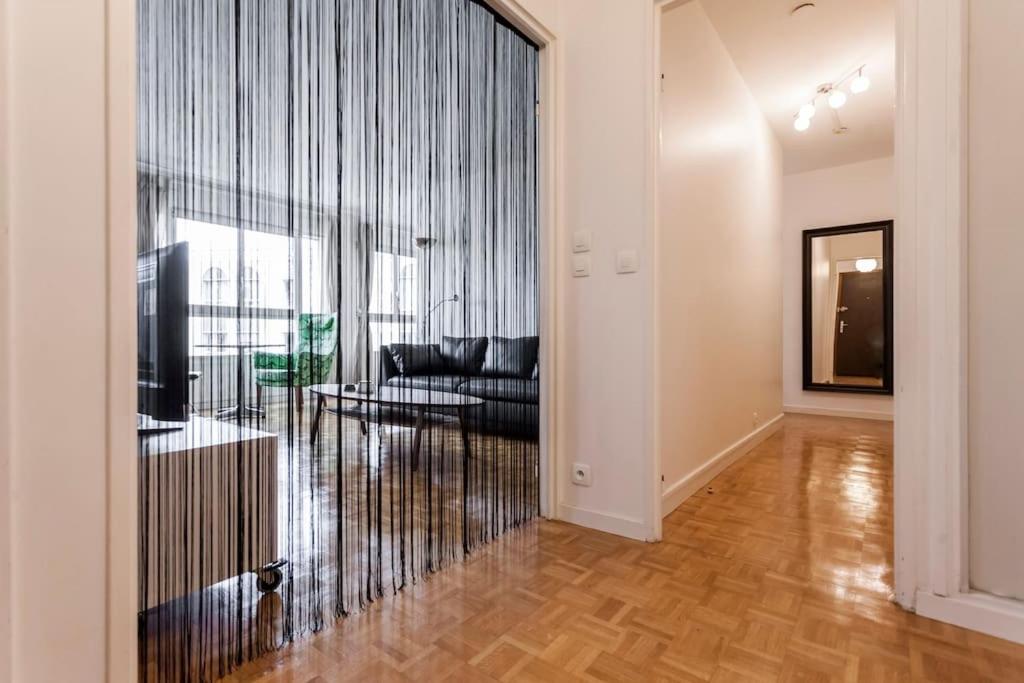 パリにあるParis center Apartment luxuryのソファと大きな窓のあるリビングルーム