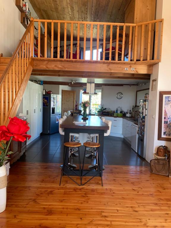 Il comprend une cuisine avec du parquet et un escalier. dans l'établissement maison en bois au bord de l'Hérault, à Saint-Bauzille-de-Putois