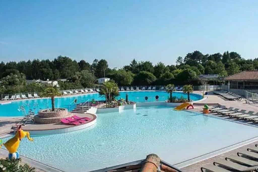 une grande piscine dans un complexe dans l'établissement La Réserve 4 étoiles à Gastes emplacement 796 3CH 1SDB 8 personnes, à Gastes