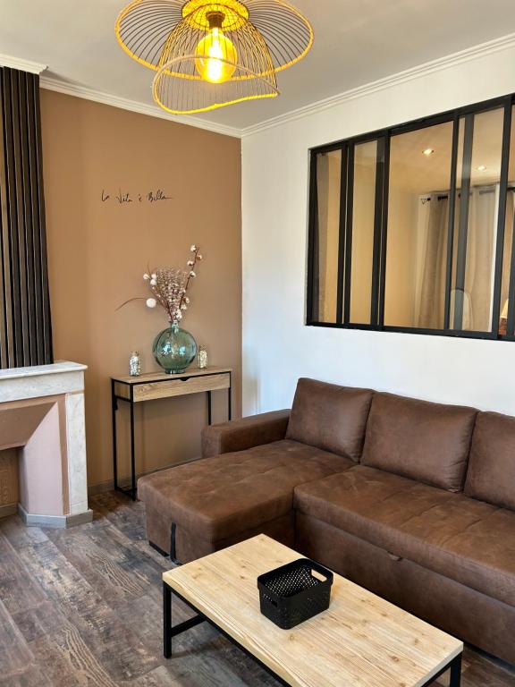 un salon avec un canapé et une table basse dans l'établissement Le chant des vagues, à Marseille